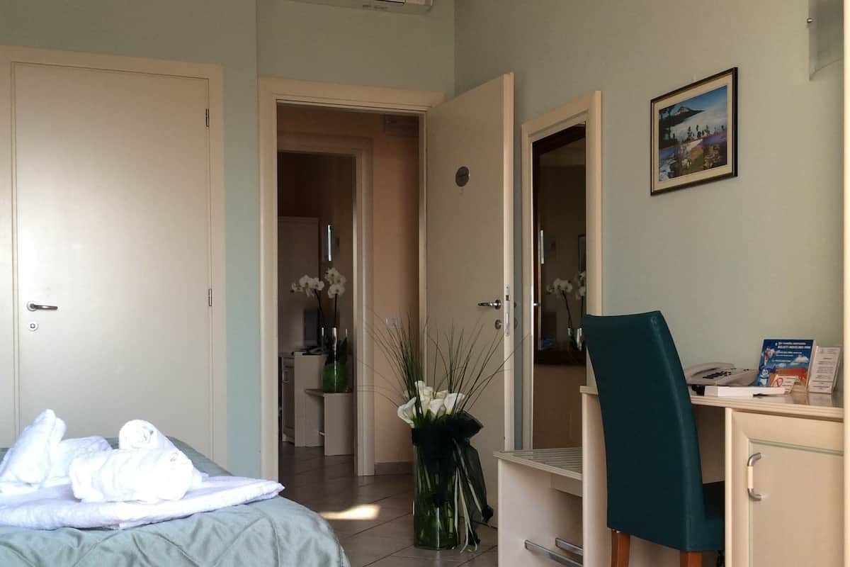 Artículos del minibar gratis y caja de seguridad en la habitación