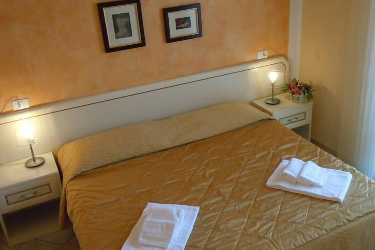 Artículos del minibar gratis y caja de seguridad en la habitación