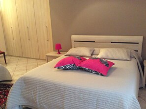 Free minibar items, in-room safe, desk, cots/infant beds - La Maison du Port (Lazise)