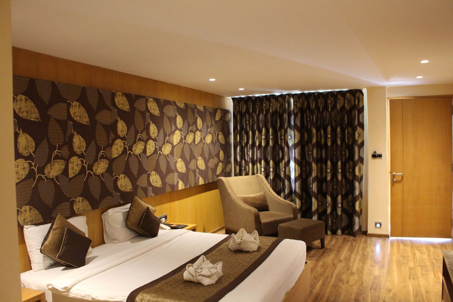 Escritorio, cortinas blackout, wifi gratis y ropa de cama 