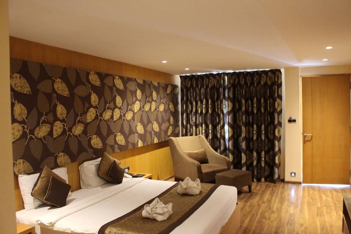 Escritorio, cortinas blackout, wifi gratis y ropa de cama