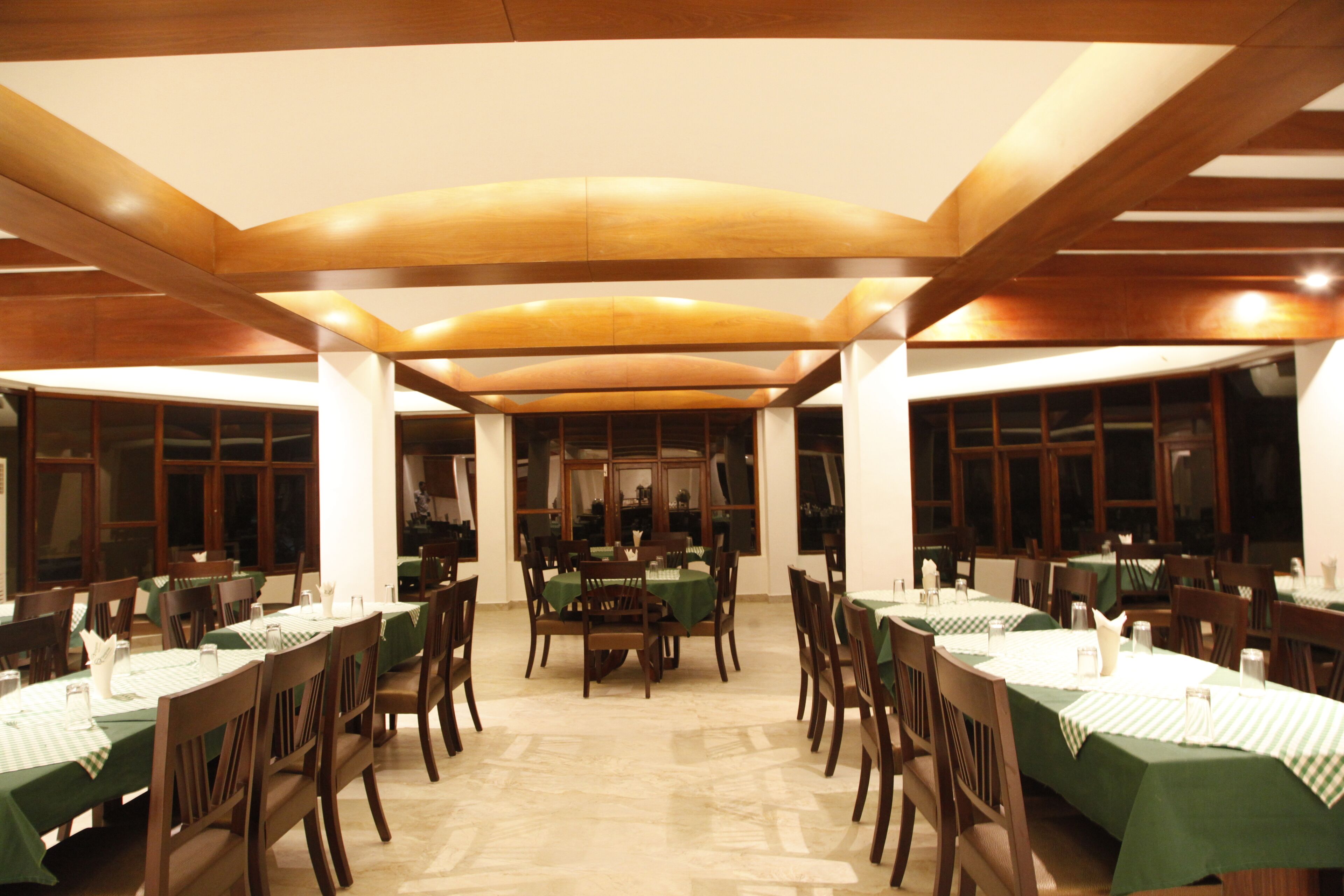 2 restaurantes, cocina internacional