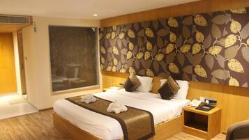 Luxury Double Room, 1 Queen Bed | Desk, blackout drapes, free WiFi, bed sheets