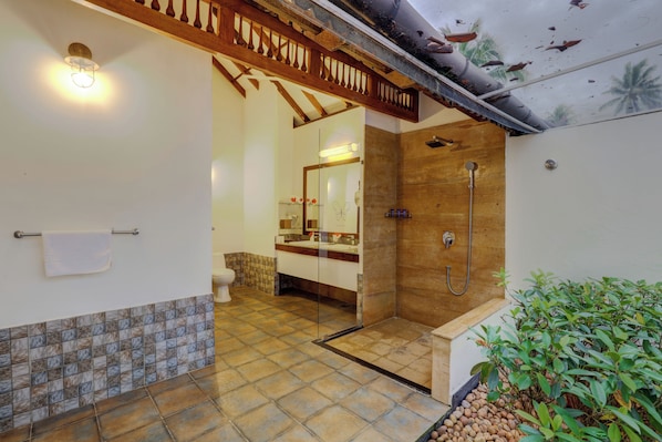 Un baño con ducha, inodoro y lavabo.