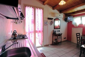 Quarto casal romântico | Cozinha americana privada | Geladeira grande, cafeteira/chaleira, chaleira elétrica