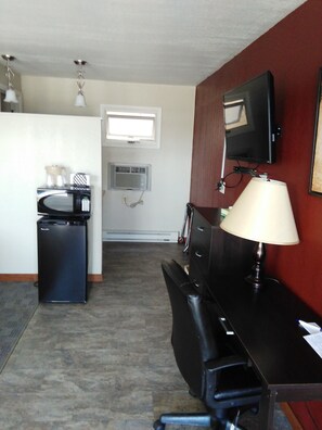 Standard Room, 1 King Bed, Allergy Friendly | Mini-refrigerator