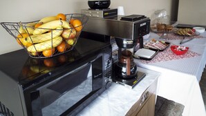 Free daily continental breakfast - Hiawatha Motel (Escanaba)