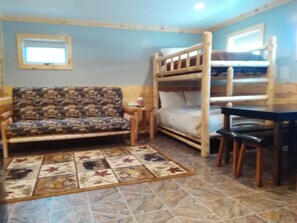 Tabla de planchar con plancha, cunas, wifi gratis y ropa de cama