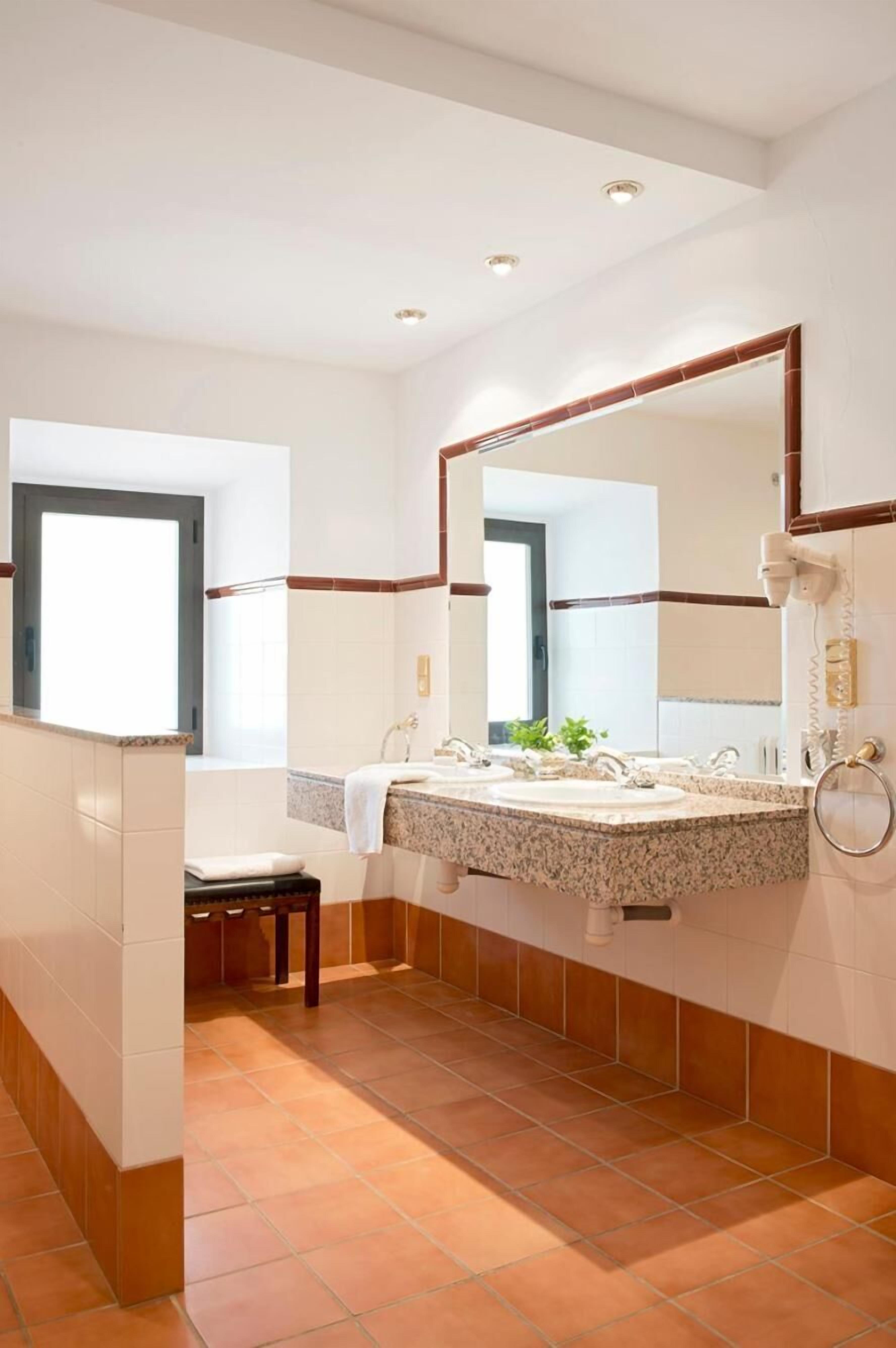 shower, free toiletries, hair dryer, bidet