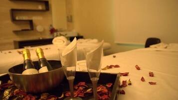 Habitación doble | Minibar, caja fuerte, escritorio y cunas gratuitas