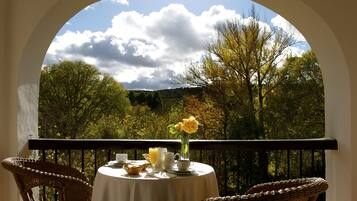 Serveert ontbijt, lunch en diner