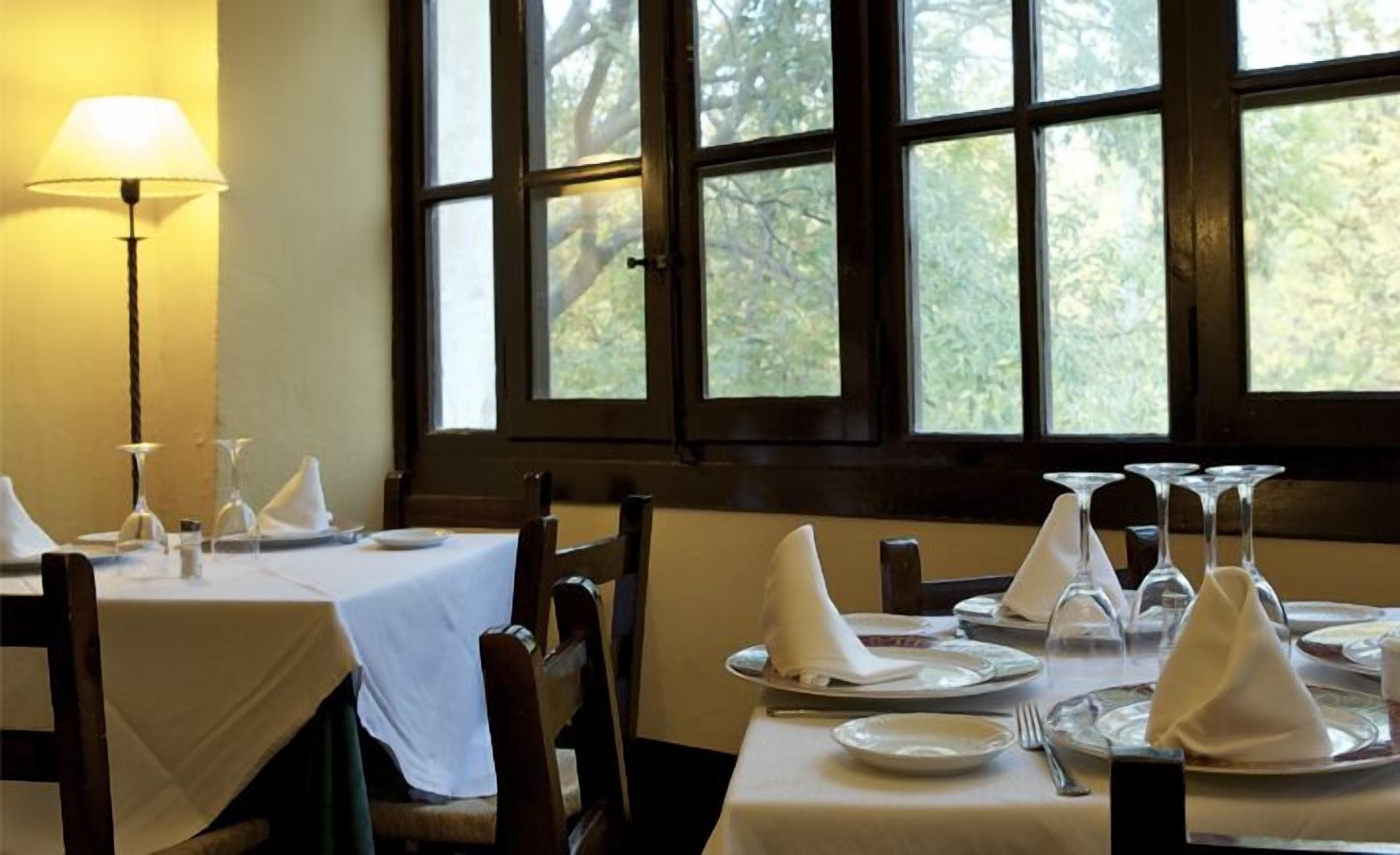 breakfast, lunch and dinner served