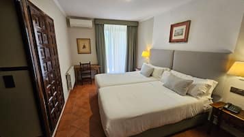 Double Room | Minibar, in-room safe, desk, free cribs/infant beds