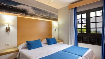 Tabla de planchar con plancha, wifi, ropa de cama