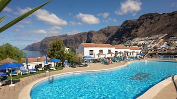 Outdoor pool, sun loungers