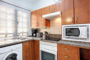 Coffee/tea maker, refrigerator (on request), microwave, stovetop - Ona Las Rosas (Santiago del Teide)