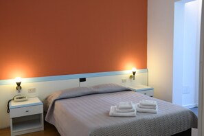 Quarto casal, terraço | Roupas de cama antialérgicas, frigobar, cofres nos quartos, escrivaninha