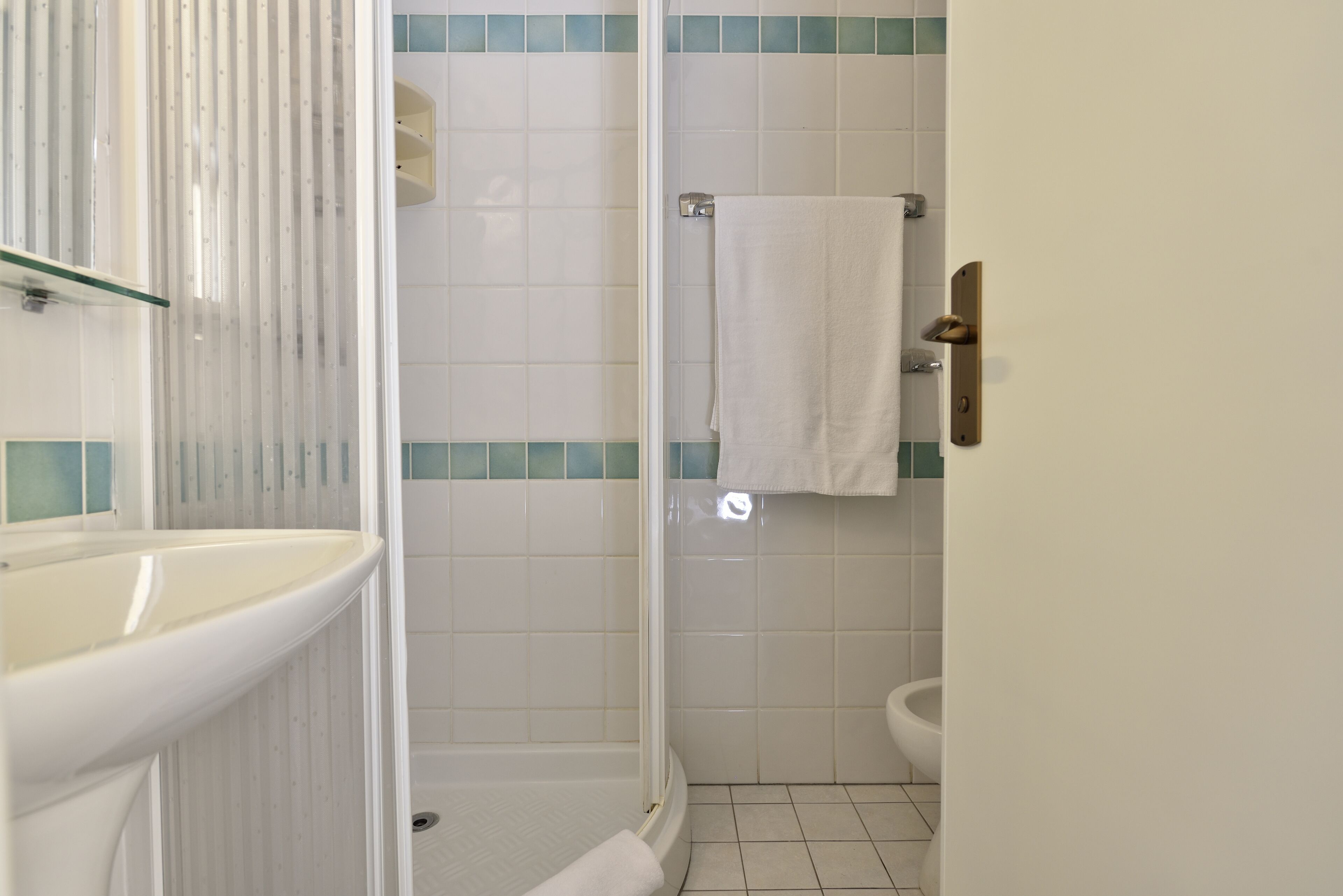 Un baño con ducha, inodoro y lavabo.