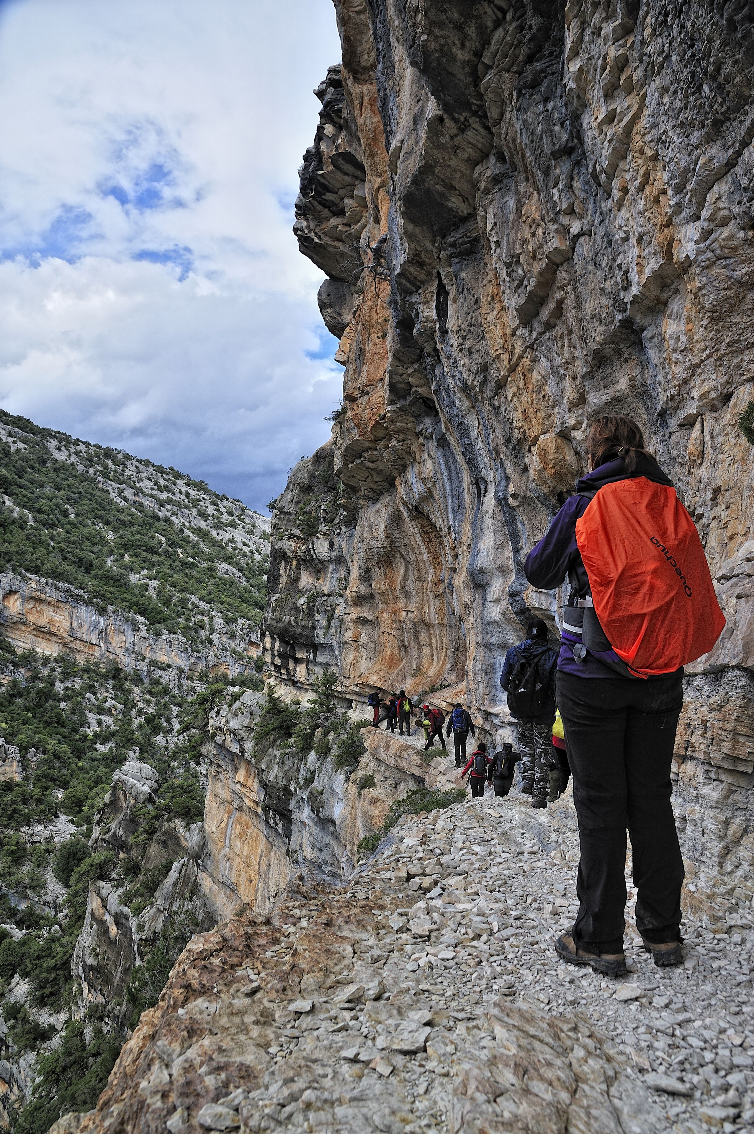Un sendero rocoso para senderismo con excursionistas.