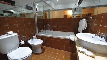 Habitación triple | Baño | Artículos de higiene personal gratuitos, secador de pelo y toallas