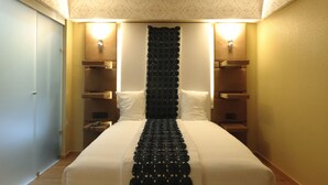 A hotel room with a large bed, a decorative wall piece, and built-in shelves. - Sever Rio Hotel (Marvao)
