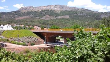 Un pont enjambant une rivière, avec une montagne en arrière-plan.