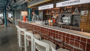 Eine Bar mit Hockern, einer Theke und einem Schild mit der Aufschrift 'GÖTEBORG'.