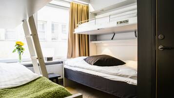 Habitación estándar con 2 camas individuales (2 single and 2 wallbeds) | Ropa de cama hipoalergénica, insonorización, wifi gratis y ropa de cama