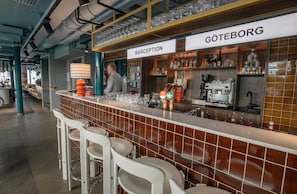 Zona de bar con taburetes, una barra y un cartel que dice 'GÖTEBORG'.