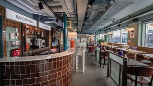 Ein Restaurant mit Theke, Bar und Sitzbereich.