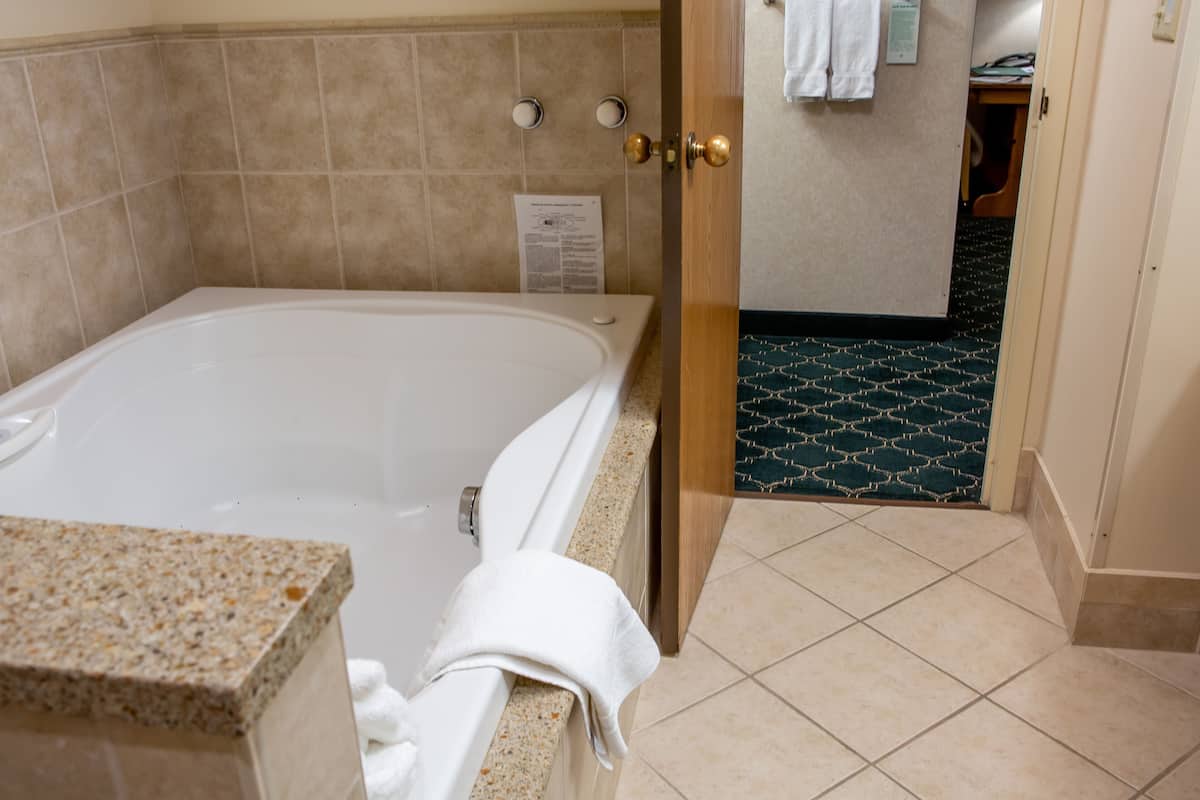 king whirlpool suite w/spa bath | bathroom | combined shower/bathtub, free toiletries, hair dryer, towels