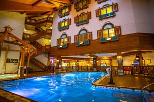 4 室内游泳池，10:00 至 20:00 开放，收费帐篷屋，日光浴躺椅