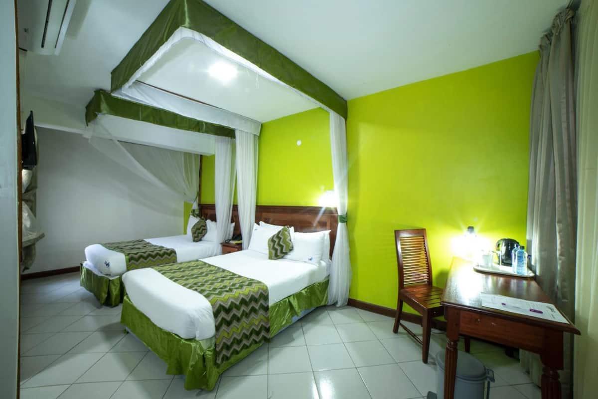 Habitación superior, 2 camas individuales, vista al patio | Ropa de cama de alta calidad y caja de seguridad en la habitación