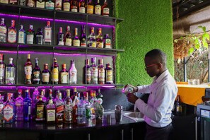 Quầy bar bên hồ bơi
