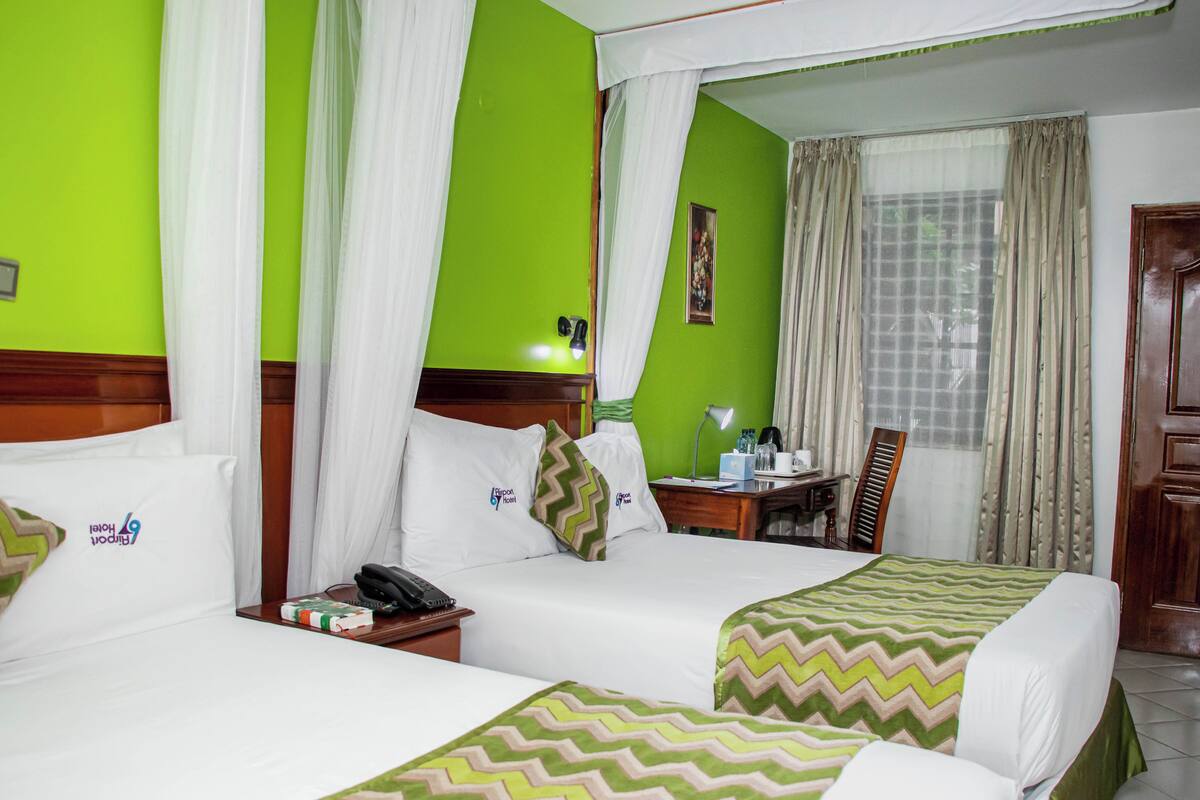 Premium bedding, in-room safe, desk, blackout drapes