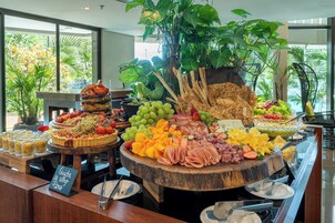 Café da manhã completo todos os dias mediante uma taxa