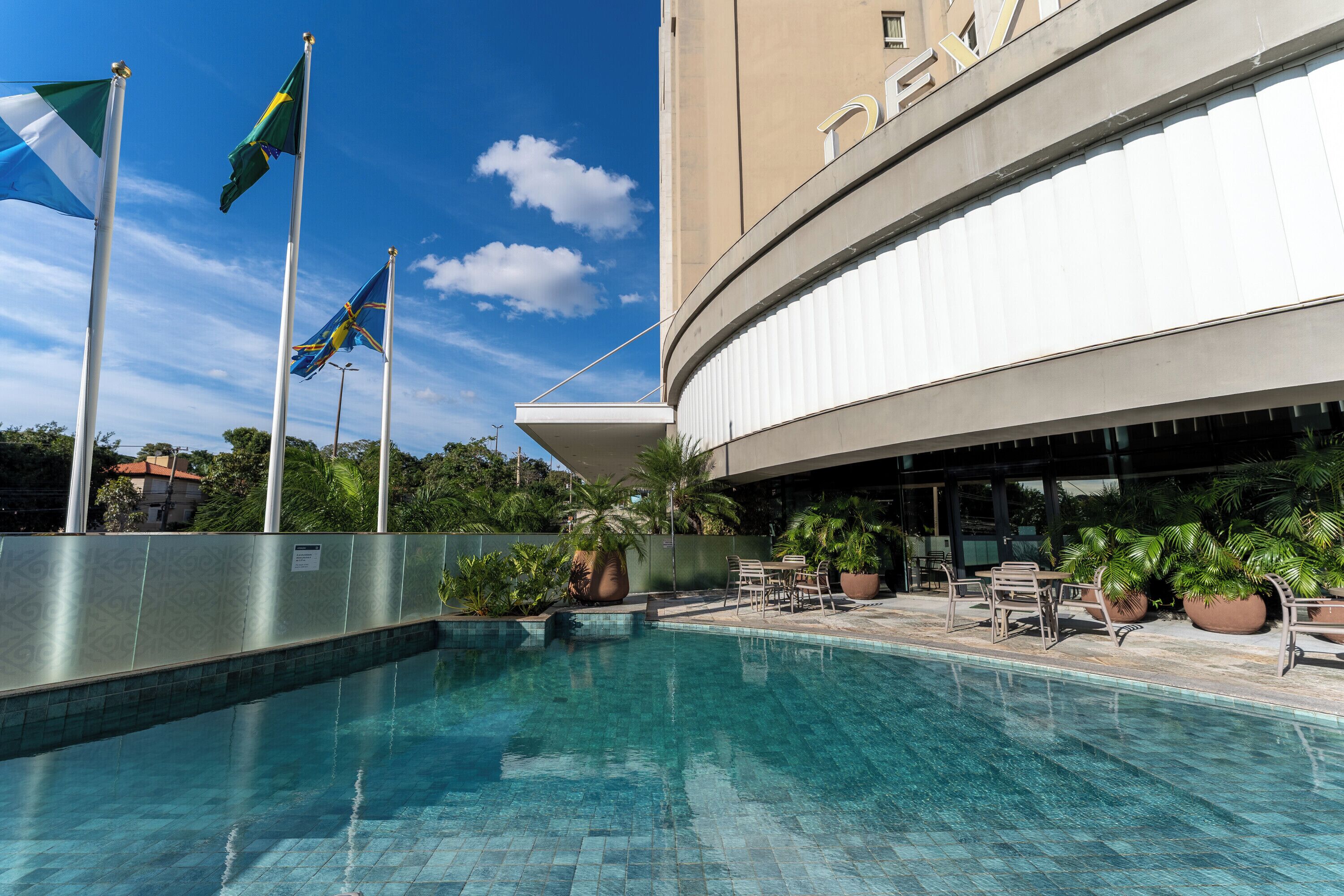 Una piscina al aire libre