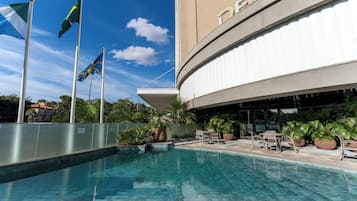 Una piscina al aire libre