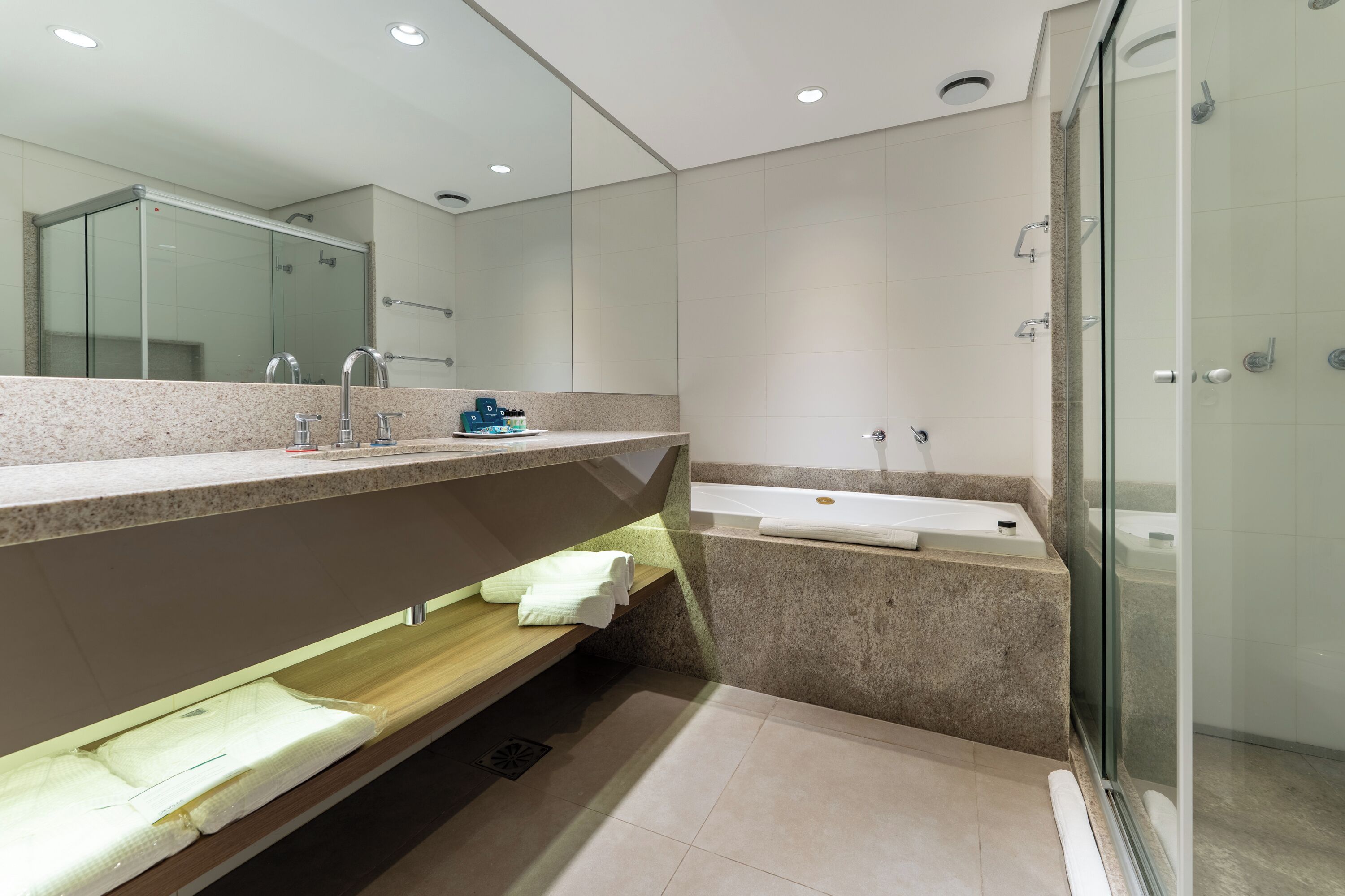 Luxo Superior | Bathroom | Shower, free toiletries, hair dryer, towels