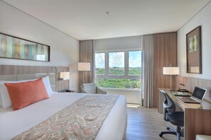 Minibar, caja de seguridad en la habitación y escritorio 