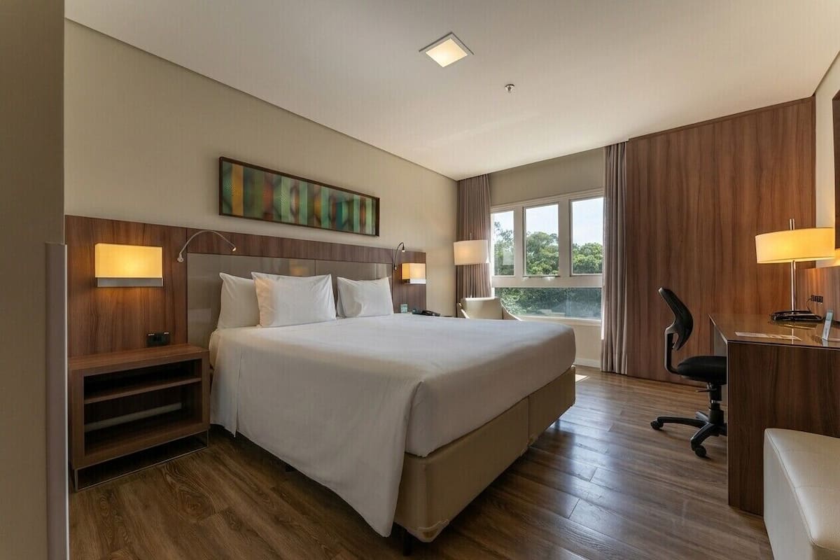 Luxo Casal | Minibar, in-room safe, desk, blackout drapes