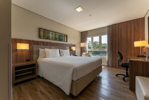 Luxo Casal | Frigobar, cofres nos quartos, escrivaninha, cortinas blackout