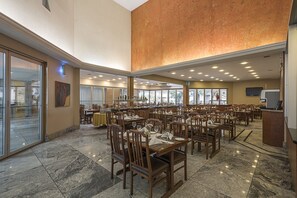 Café da manhã, almoço e jantar; culinária brasileira