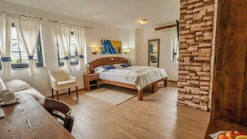Chambre Familiale, vue jardin | Coffres-forts dans les chambres, décoration personnalisée