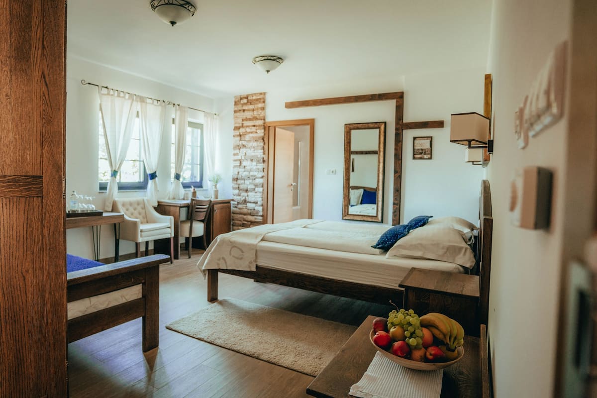 Camera Luxury con letto matrimoniale o 2 letti singoli, vista giardino | Una cassaforte in camera, con stile personalizzato