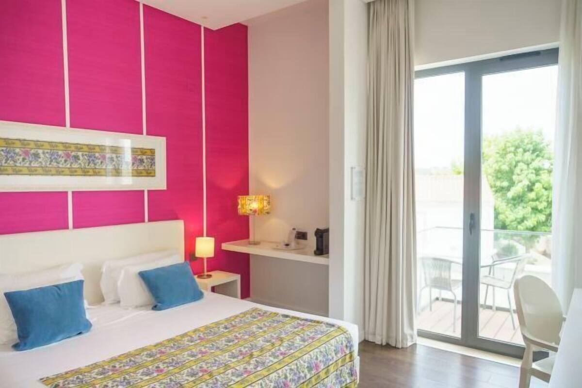 Minibar y caja de seguridad en la habitación 