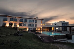 Fachada de la propiedad por la tarde o noche