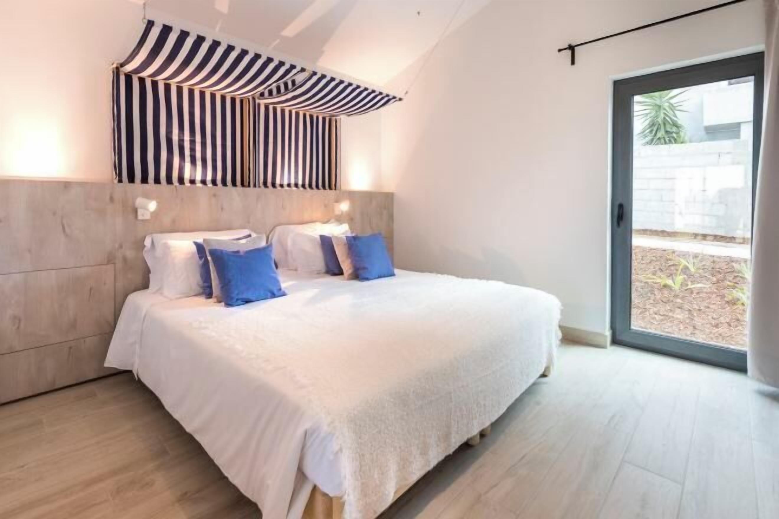 Minibar, in-room safe, individually decorated, laptop workspace