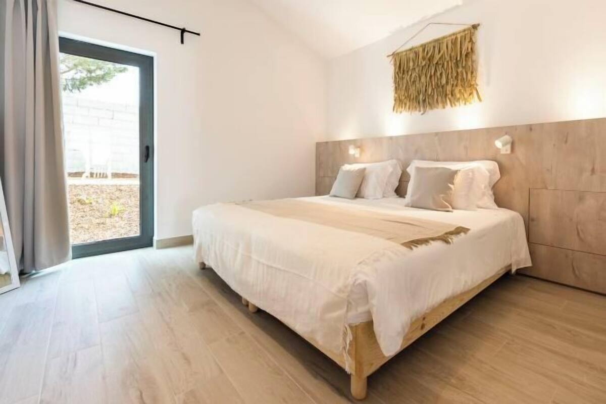 Minibar y caja de seguridad en la habitación 