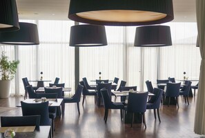 朝食 (ビュッフェ)、毎日提供 (有料)